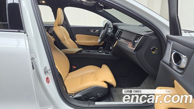 Volvo V60 2022 — photo 11