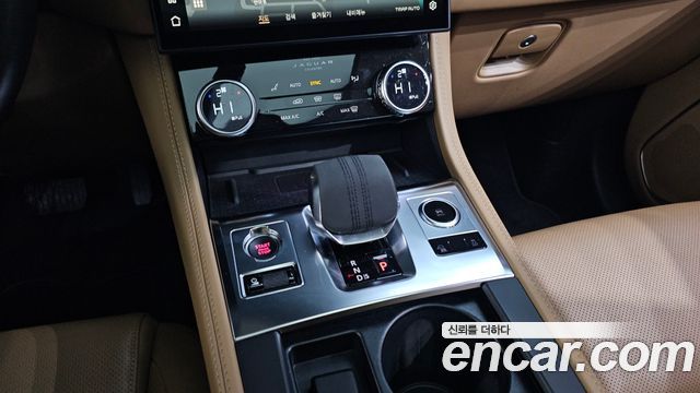 Jaguar F-PACE 2021 — photo 9