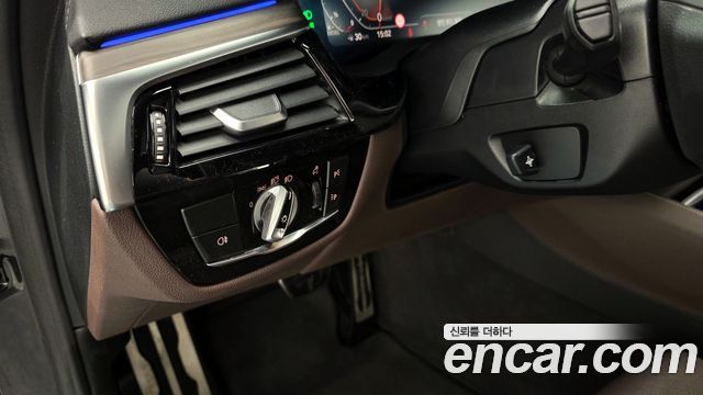 BMW 5-Series 2021 — photo 16
