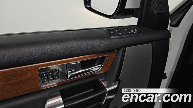 Land Rover Discovery 2016 — photo 17