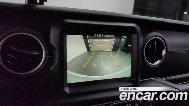Jeep Wrangler 2023 — photo 16