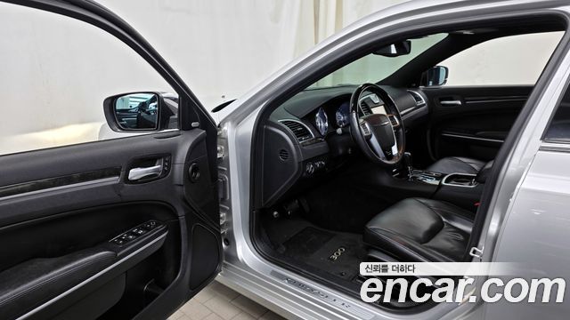 Chrysler 300C 2012 — photo 10