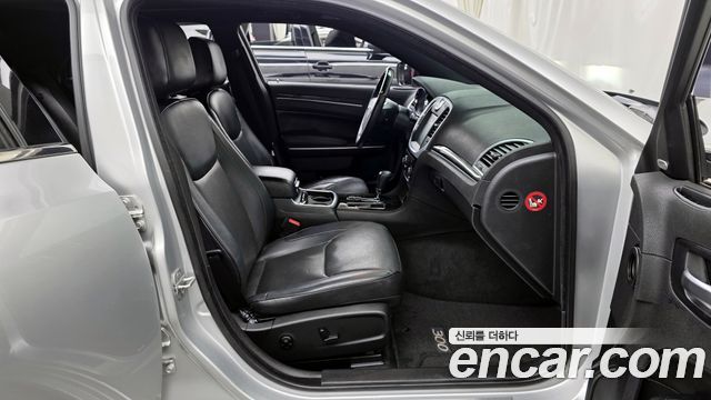 Chrysler 300C 2012 — photo 11