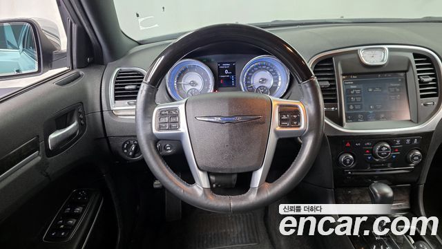 Chrysler 300C 2012 — photo 13