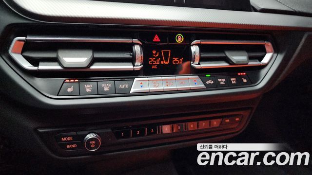 BMW 1-Series 2022 — photo 18