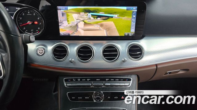 Mercedes-Benz E-Class 2020 — photo 14