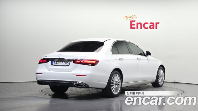 Mercedes-Benz E-Class 2023 — photo 2