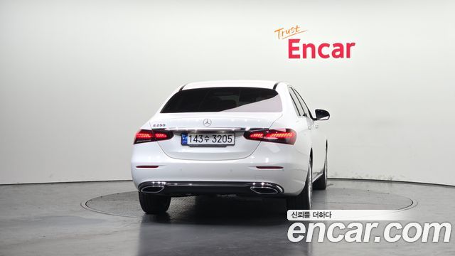 Mercedes-Benz E-Class 2023 — photo 4