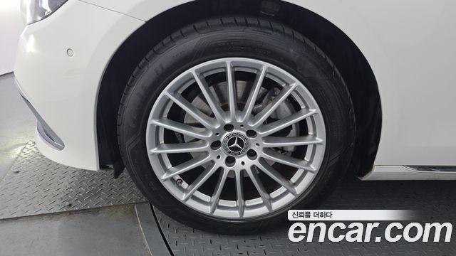 Mercedes-Benz E-Class 2023 — photo 5