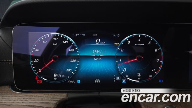 Mercedes-Benz E-Class 2023 — photo 8