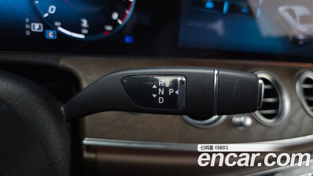 Mercedes-Benz E-Class 2023 — photo 9