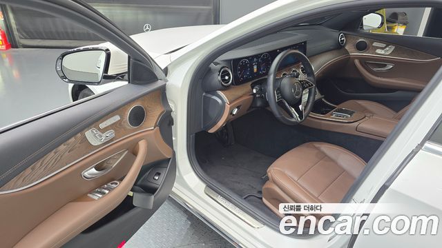 Mercedes-Benz E-Class 2023 — photo 10