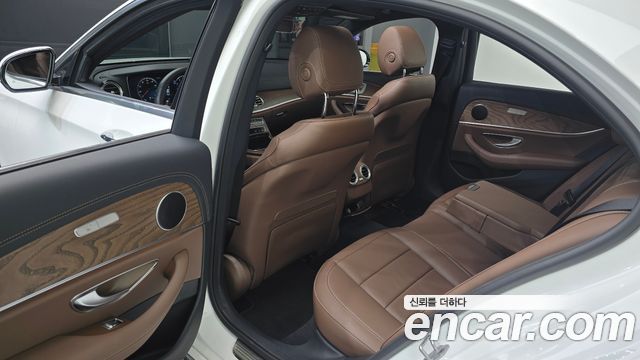Mercedes-Benz E-Class 2023 — photo 11