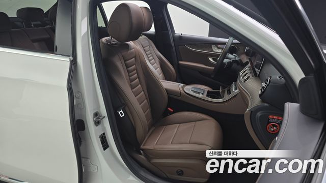 Mercedes-Benz E-Class 2023 — photo 12