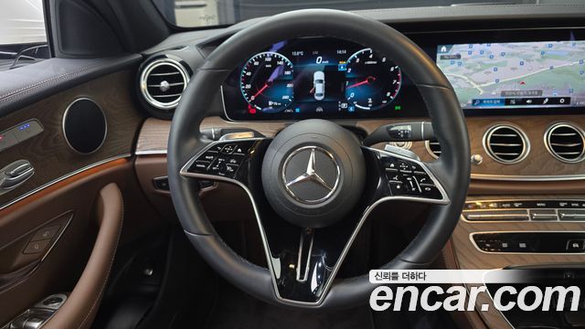 Mercedes-Benz E-Class 2023 — photo 13