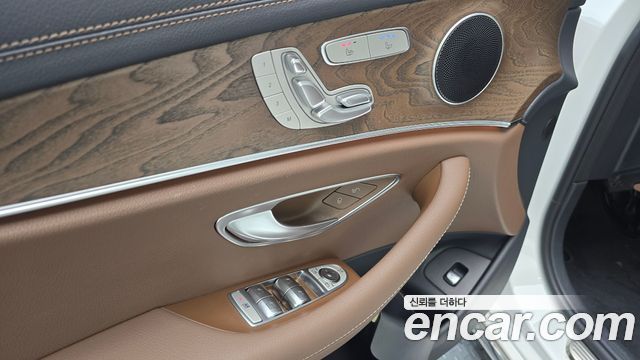 Mercedes-Benz E-Class 2023 — photo 14
