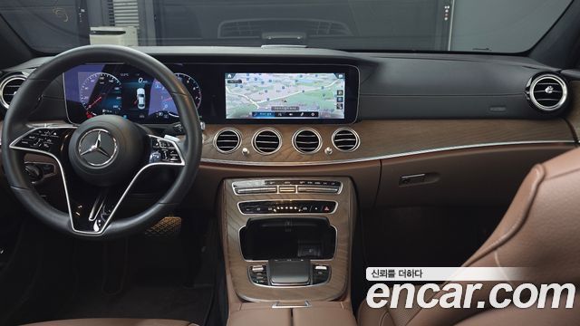 Mercedes-Benz E-Class 2023 — photo 18