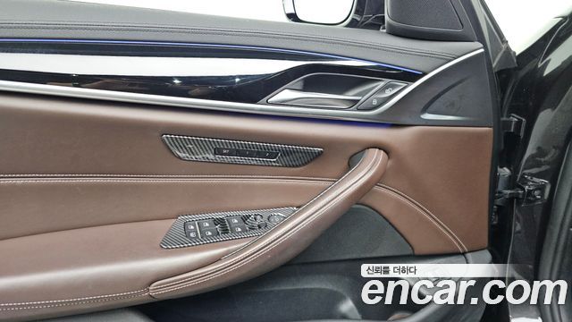 BMW 5-Series 2018 — photo 18