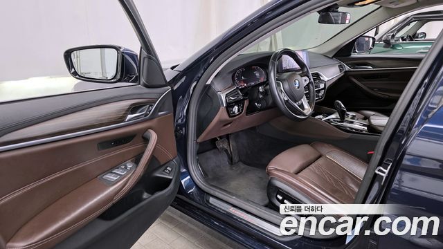 BMW 5-Series 2020 — photo 10