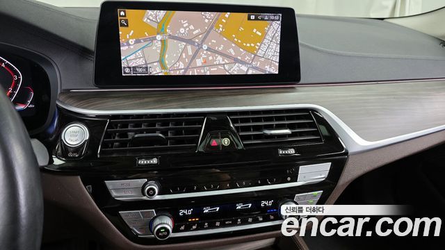 BMW 5-Series 2020 — photo 14