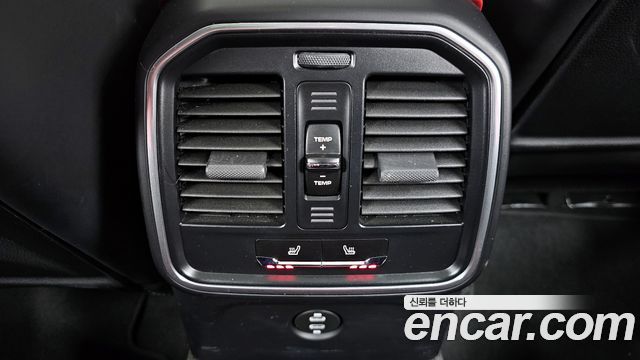 Porsche Macan 2021 — photo 18