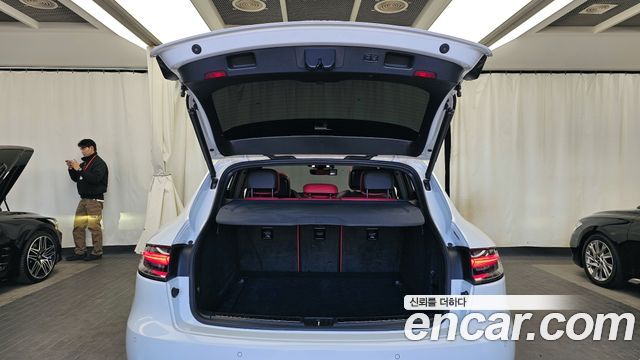 Porsche Macan 2021 — photo 20