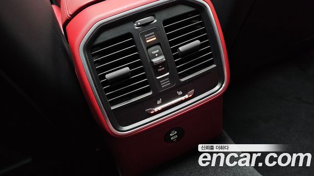 Porsche Macan 2023 — photo 17