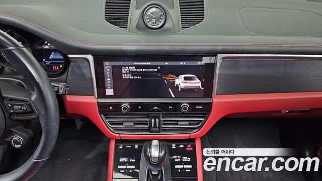 Porsche Macan 2023 — photo 18