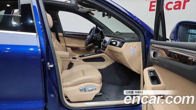 Porsche Macan 2022 — photo 11
