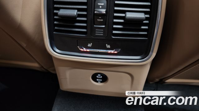 Porsche Macan 2022 — photo 18