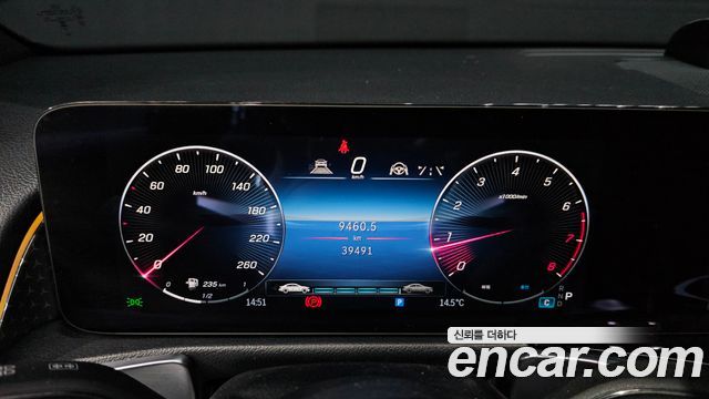 Mercedes-Benz GLB-Class 2024 — photo 8