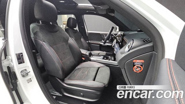 Mercedes-Benz GLB-Class 2024 — photo 11