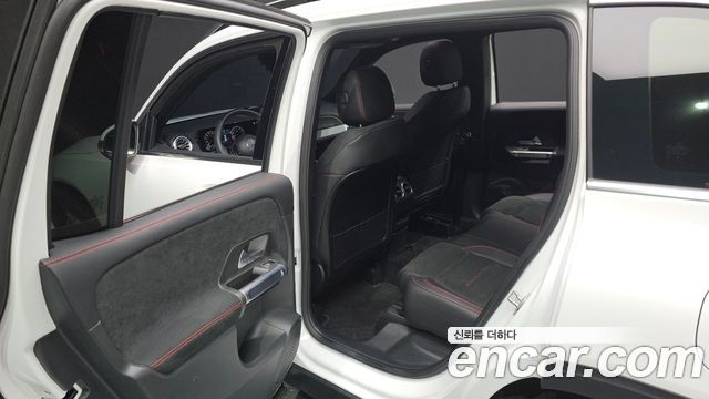 Mercedes-Benz GLB-Class 2024 — photo 12