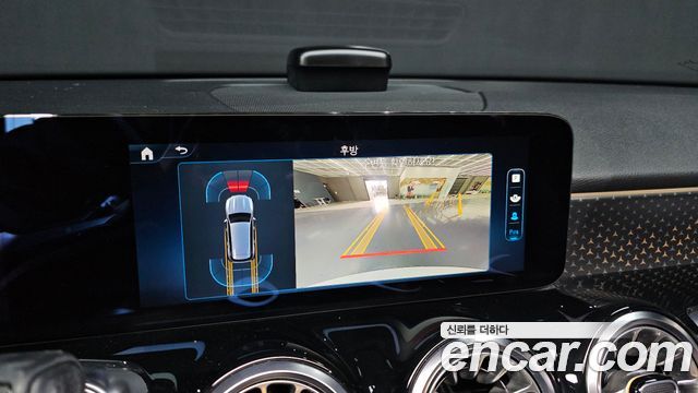 Mercedes-Benz GLB-Class 2024 — photo 15