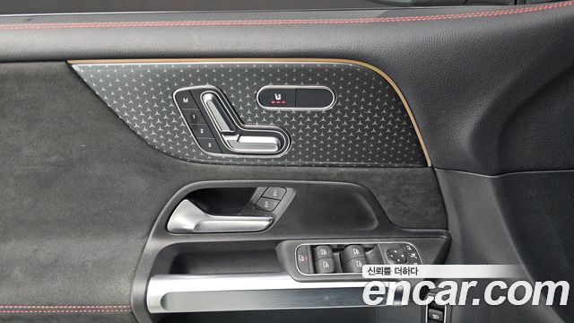 Mercedes-Benz GLB-Class 2024 — photo 18
