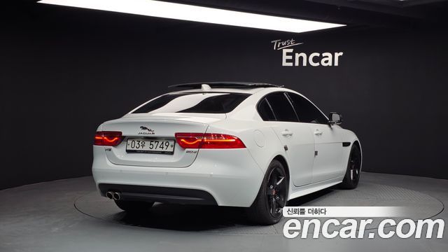 Jaguar XE 2018 — photo 2