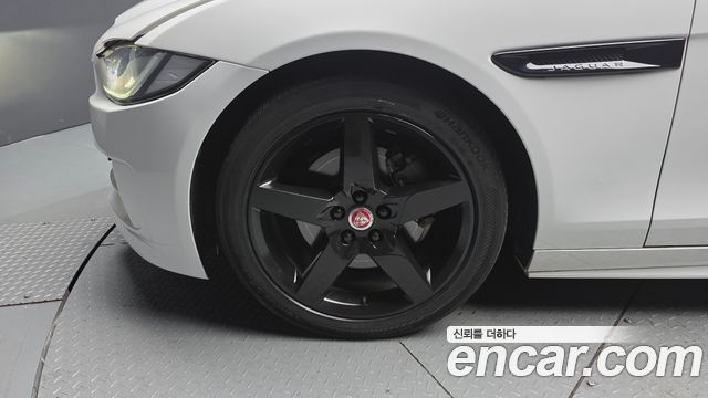 Jaguar XE 2018 — photo 5