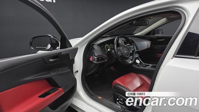 Jaguar XE 2018 — photo 10