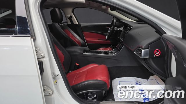 Jaguar XE 2018 — photo 11
