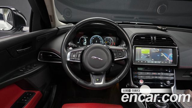 Jaguar XE 2018 — photo 13