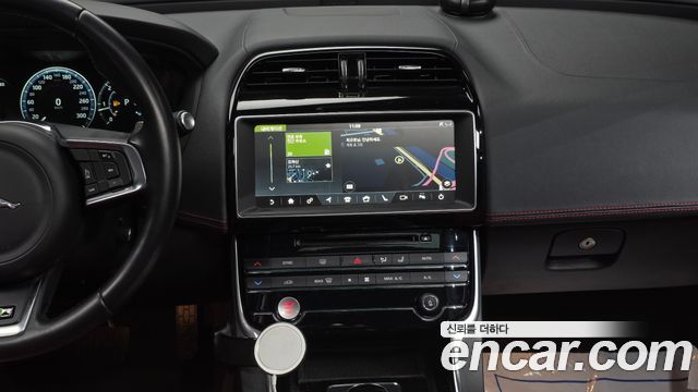 Jaguar XE 2018 — photo 14