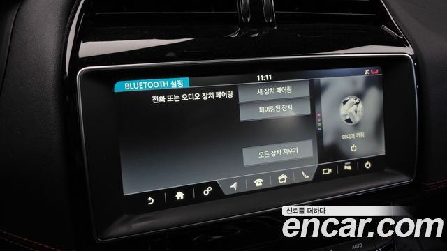 Jaguar XE 2018 — photo 17