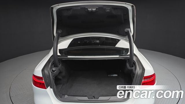 Jaguar XE 2018 — photo 20
