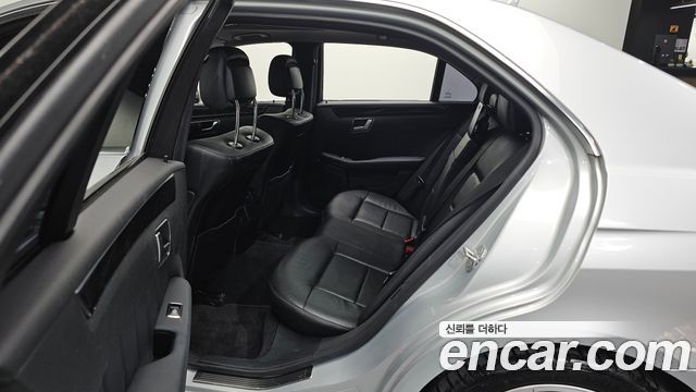 Mercedes-Benz E-Class 2013 — photo 11