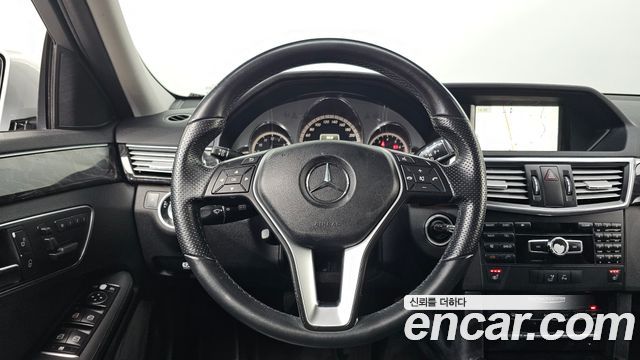 Mercedes-Benz E-Class 2013 — photo 16