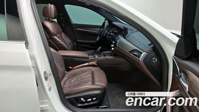 BMW 5-Series 2018 — photo 10