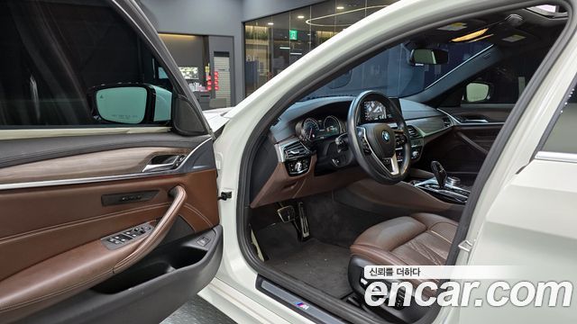 BMW 5-Series 2018 — photo 11