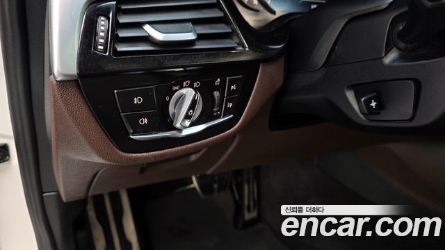 BMW 5-Series 2018 — photo 13