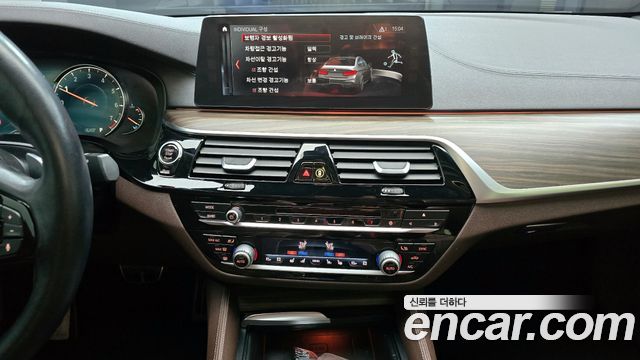 BMW 5-Series 2018 — photo 15