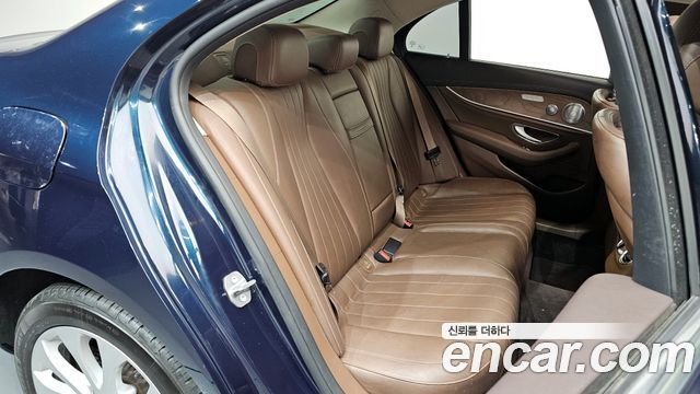 Mercedes-Benz E-Class 2018 — photo 12